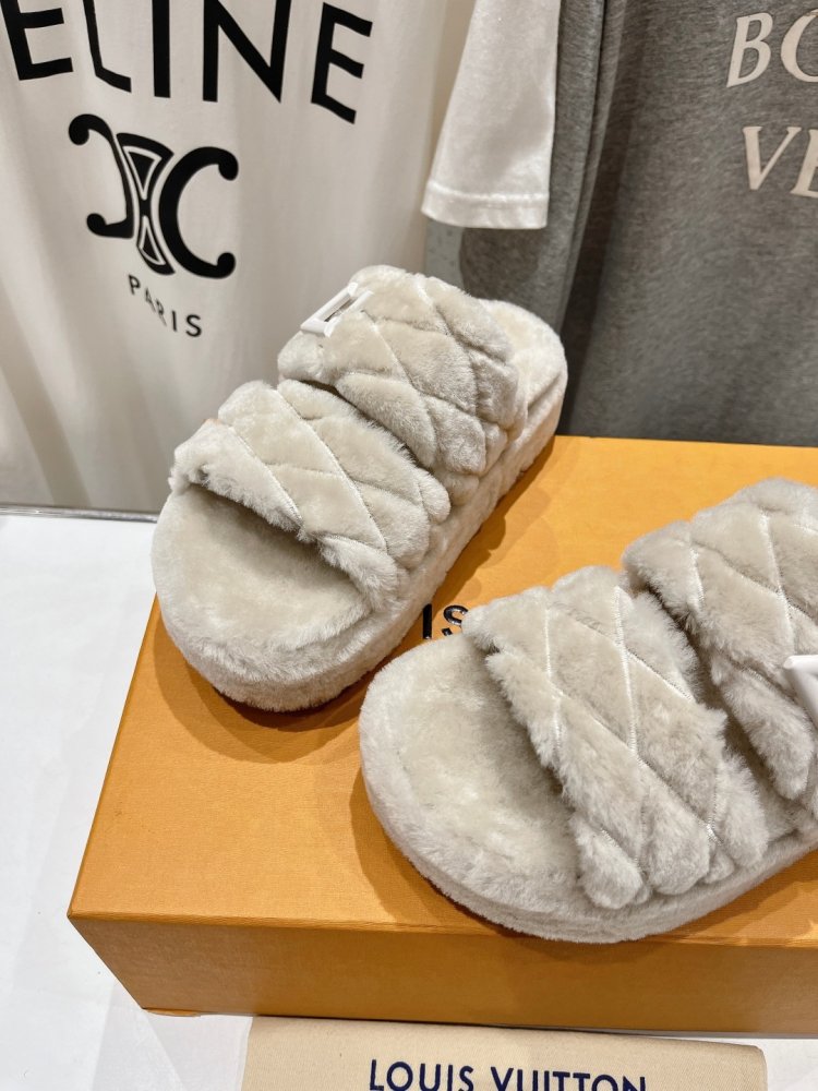 Шлепанцы на меху женские фото 7