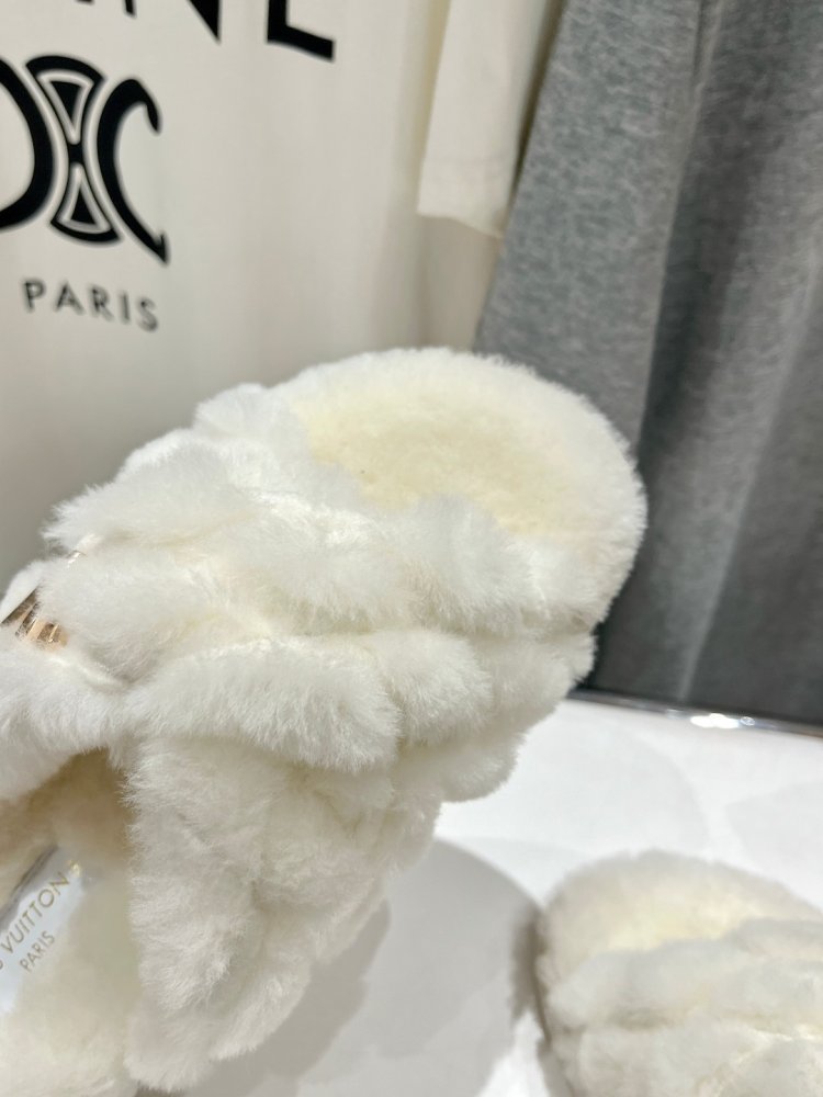 Шлепанцы на меху женские фото 7