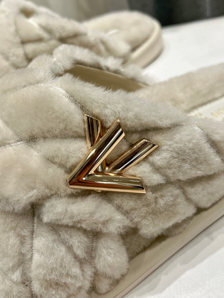 Шлепанцы на меху женские фото 7