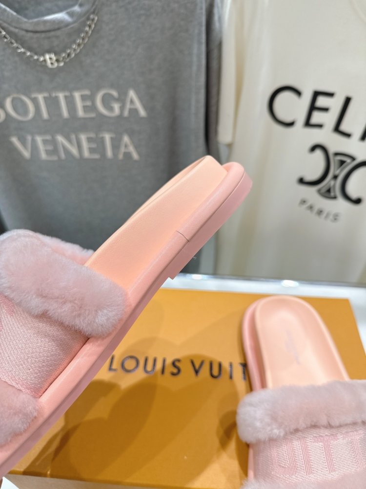 Шлепанцы на меху женские фото 8