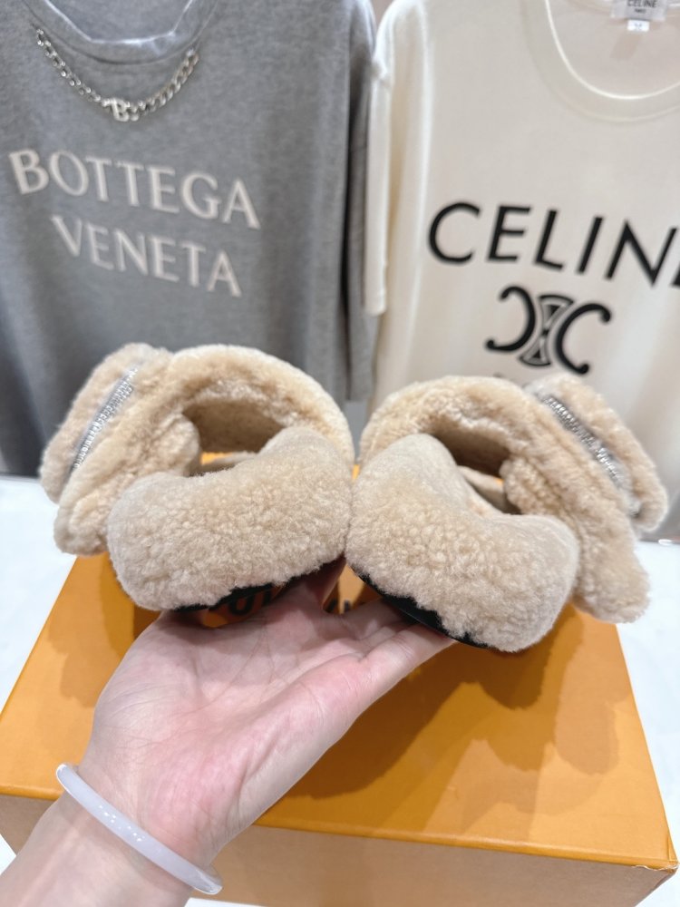 Шлепанцы на меху женские фото 8