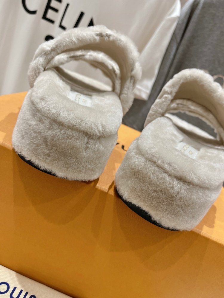 Шлепанцы на меху женские фото 8