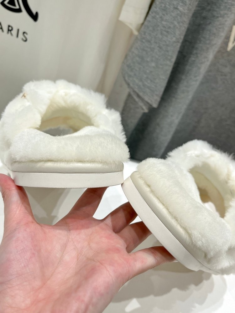 Шлепанцы на меху женские фото 8