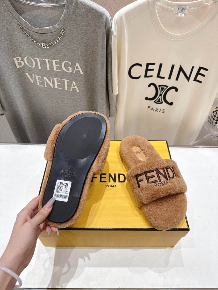 Шлепанцы на меху женские фото 9