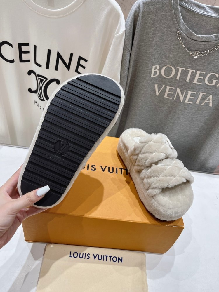 Шлепанцы на меху женские фото 9