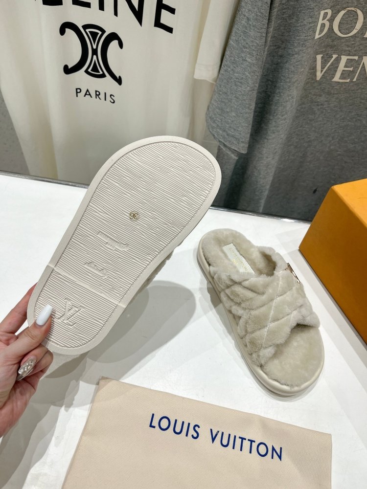 Шлепанцы на меху женские фото 9