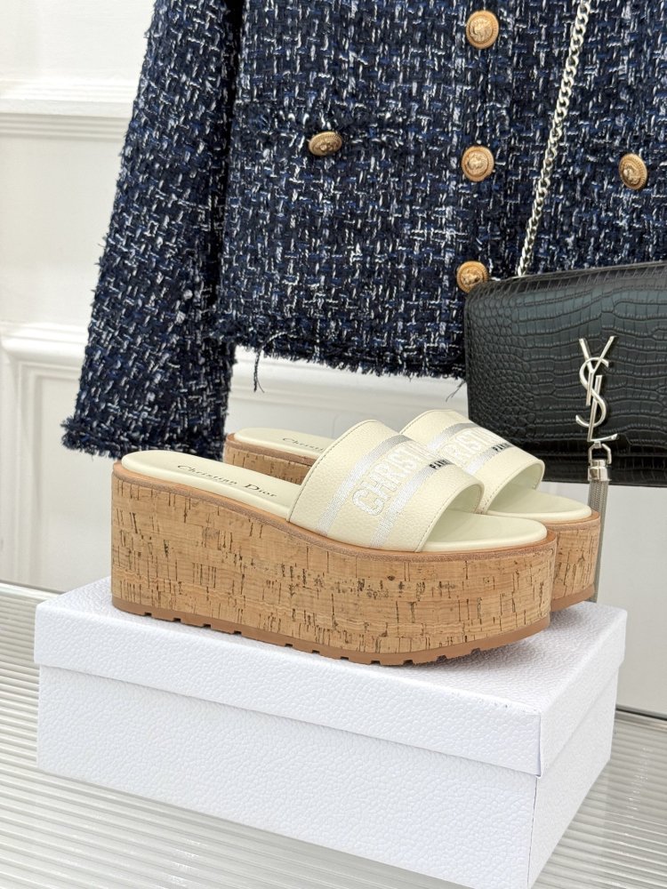 Шльопанці на платформі жіночі