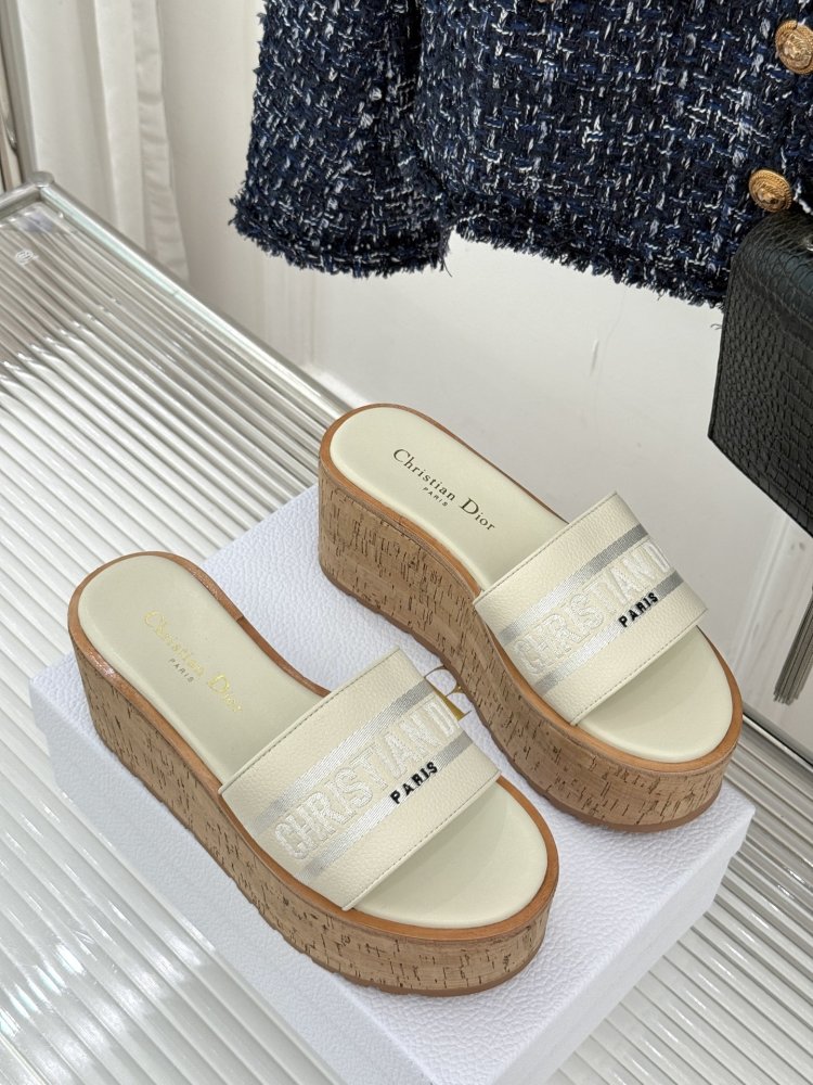 Шльопанці на платформі жіночі фото 3