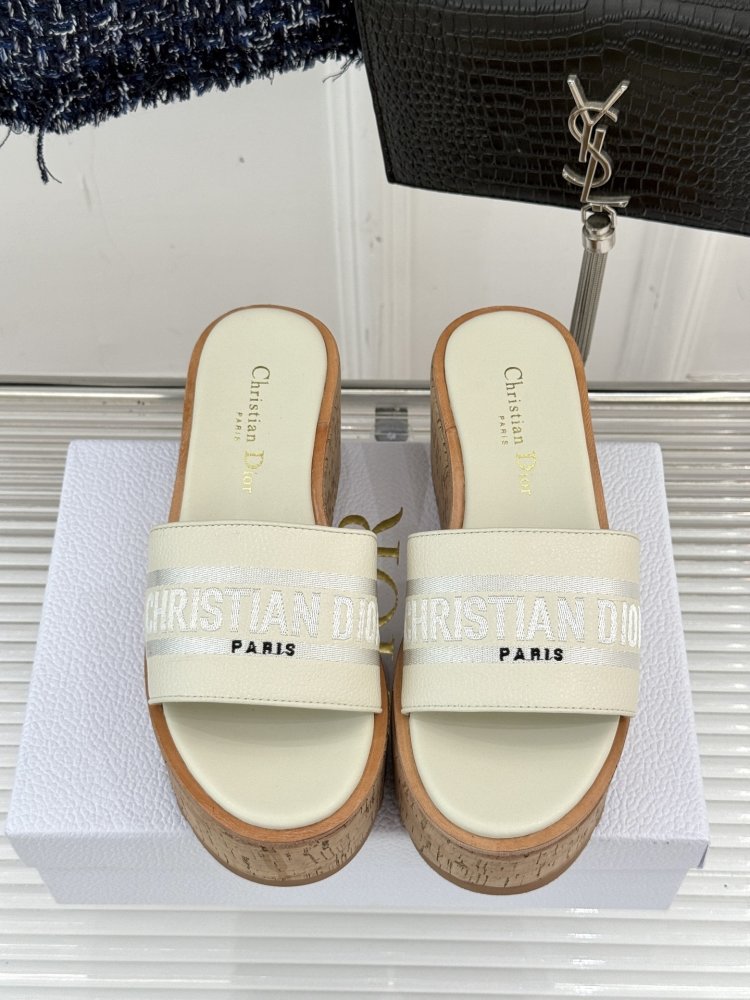 Шльопанці на платформі жіночі фото 4