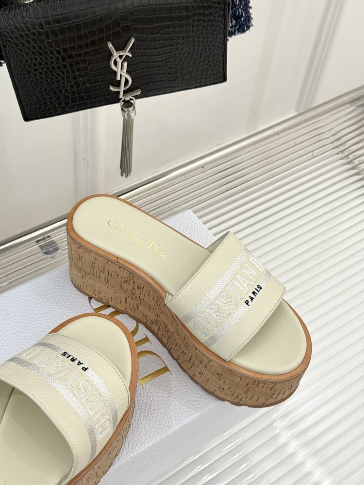 Шльопанці на платформі жіночі фото 5