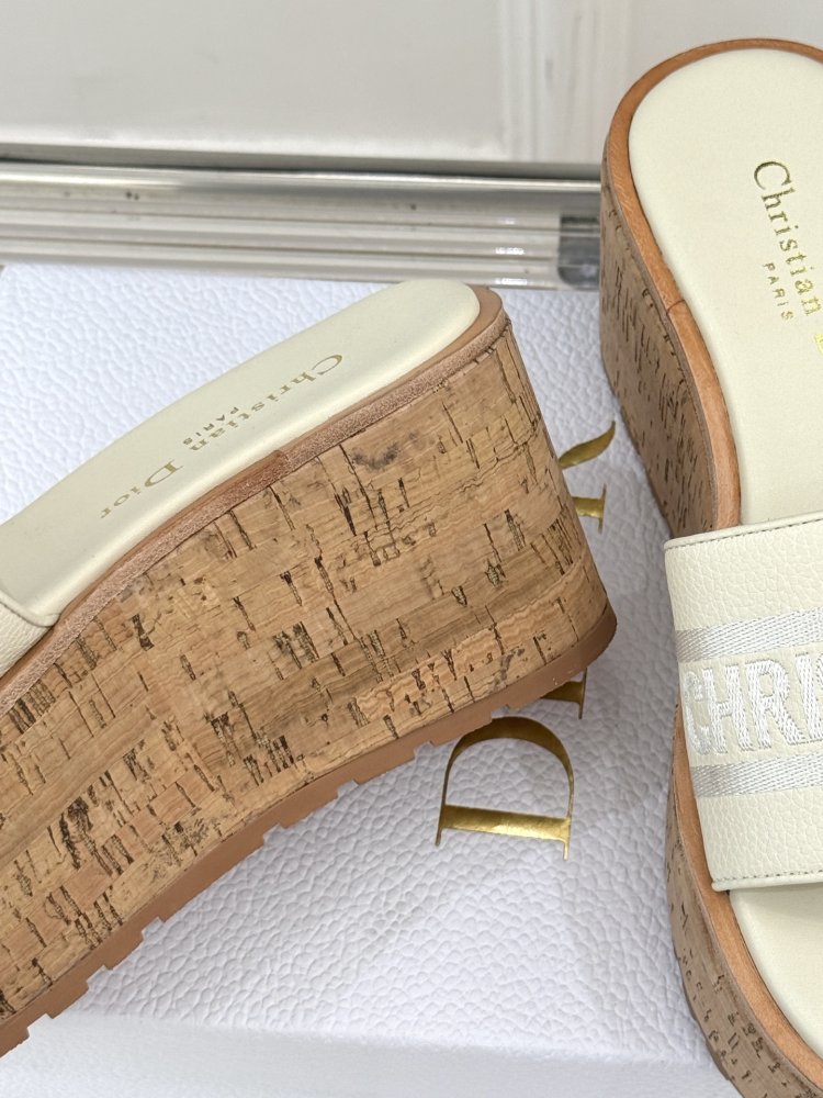 Шльопанці на платформі жіночі фото 6