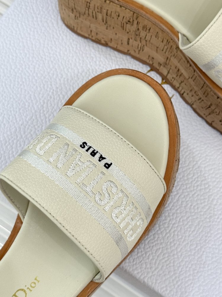 Шльопанці на платформі жіночі фото 7