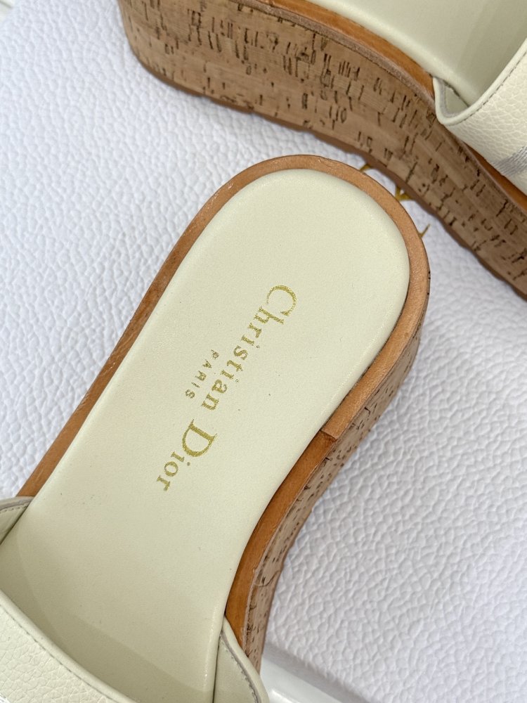 Шльопанці на платформі жіночі фото 8