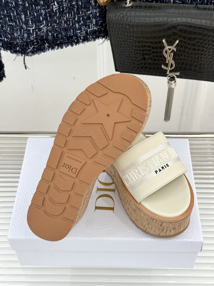 Шльопанці на платформі жіночі фото 9