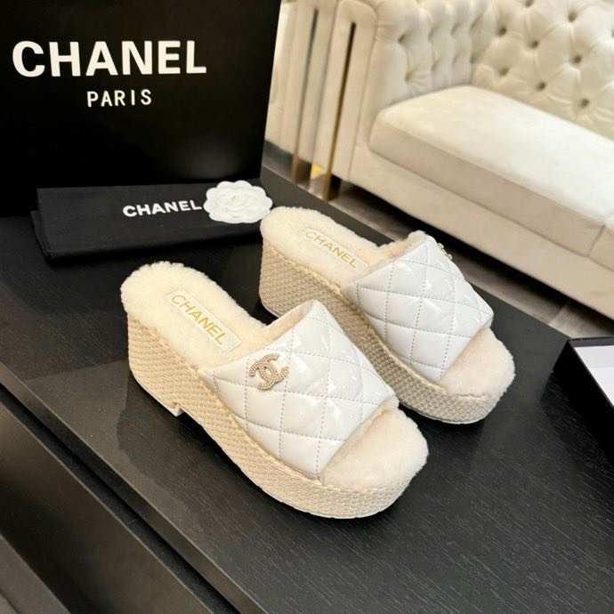 Шлепанцы на платформе