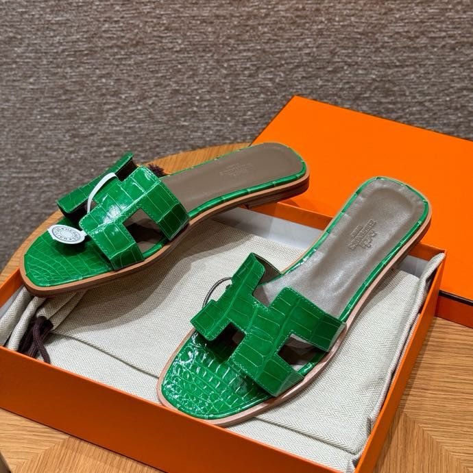 Шлепанцы Oran из кожи крокодила цвет бамбук