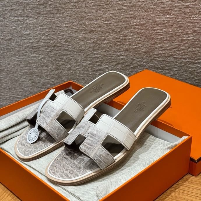 Шлепанцы Oran из кожи крокодила цвет гималаи