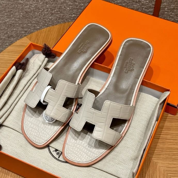 Шлепанцы Oran из кожи крокодила цвет ледниковый белый