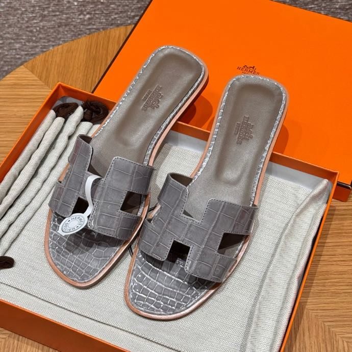 Шлепанцы Oran из кожи крокодила цвет ледниковый серый