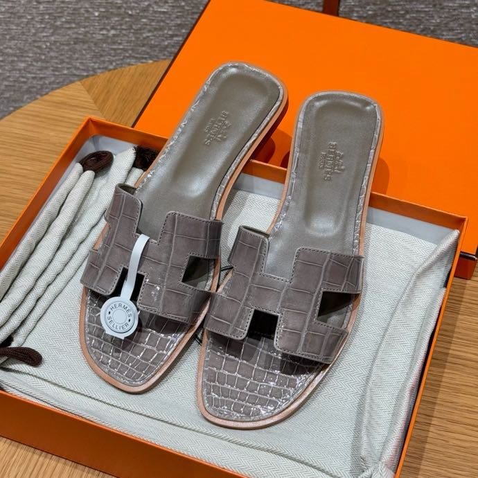 Шлепанцы Oran из кожи крокодила цвет слоновий серый