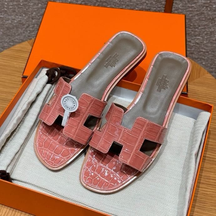 Шлепанцы Oran из кожи крокодила цвет терре куит