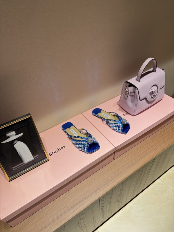 Шлепанцы женские украшены жемчугом