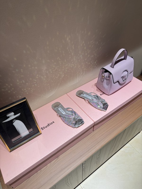 Шлепанцы женские украшены жемчугом