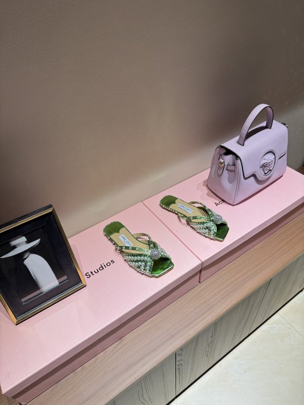 Шлепанцы женские украшены жемчугом