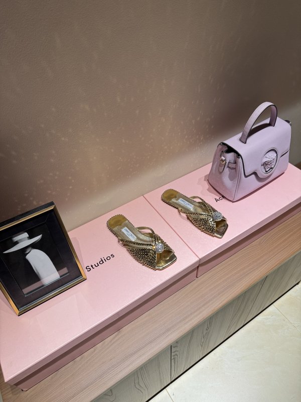 Шлепанцы женские украшены жемчугом