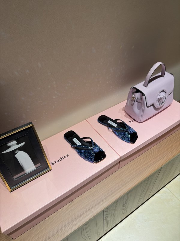 Шлепанцы женские украшены жемчугом