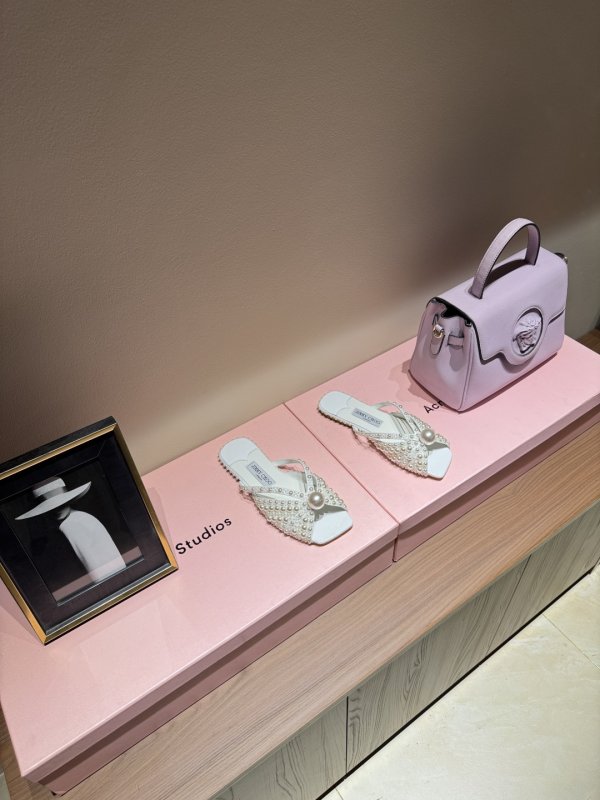 Шлепанцы женские украшены жемчугом