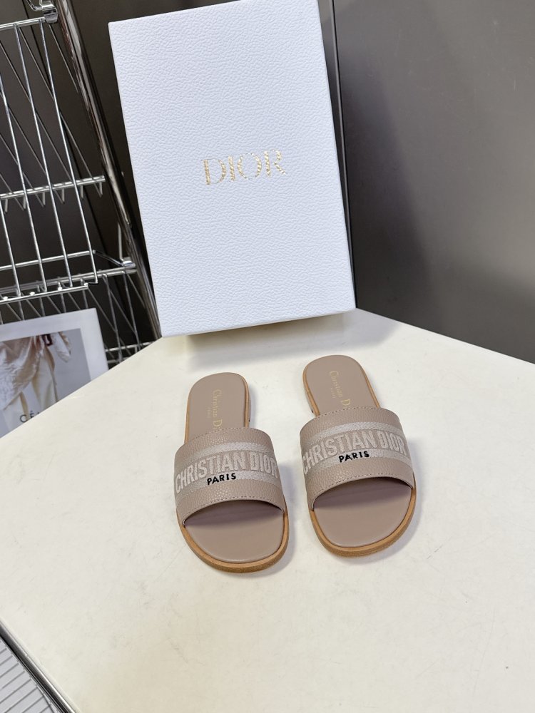 Шльопанці жіночі