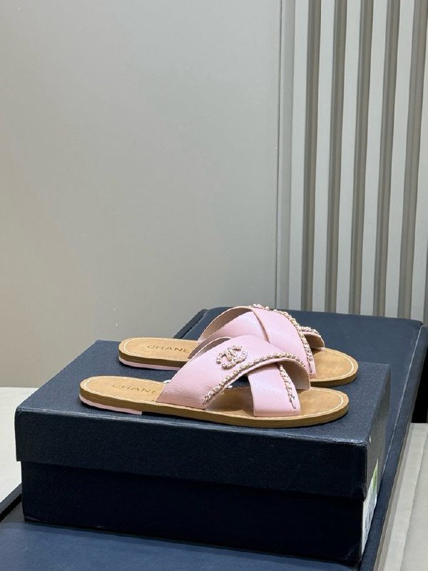 Шлепанцы женские