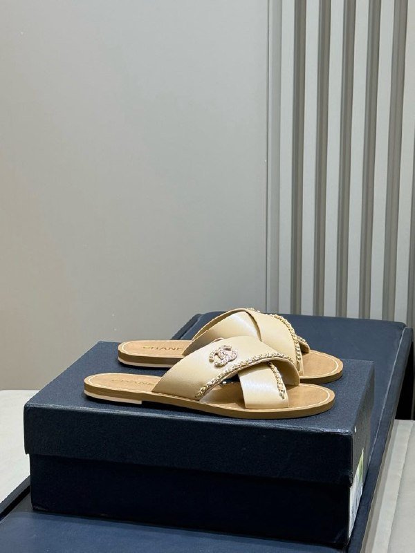 Шлепанцы женские