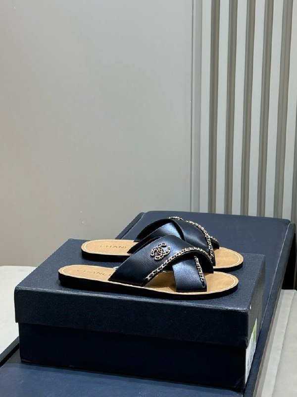 Шлепанцы женские