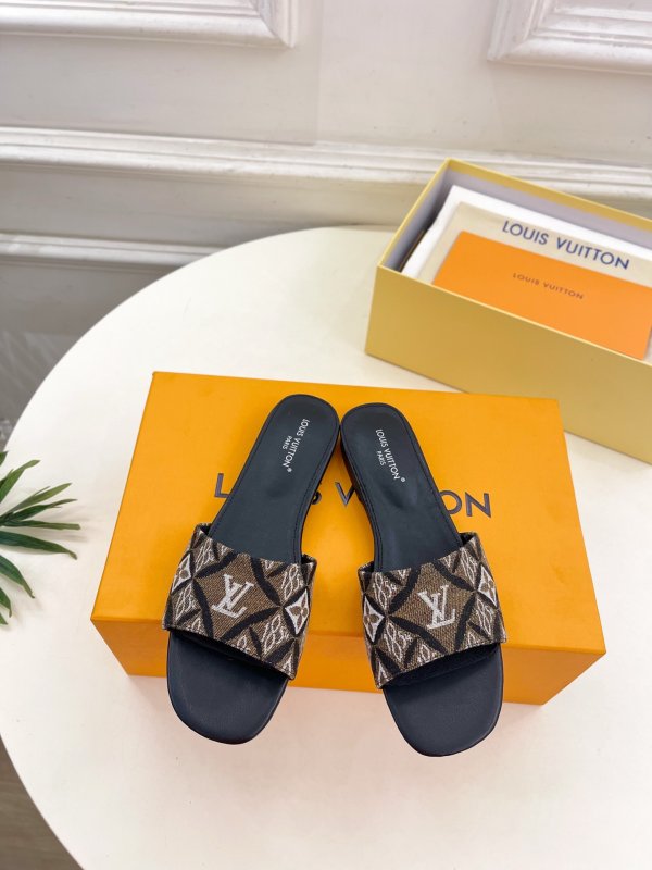 Шлепанцы женские