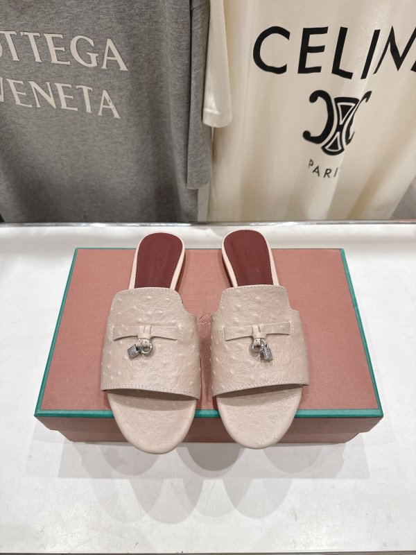 Шлепанцы женские