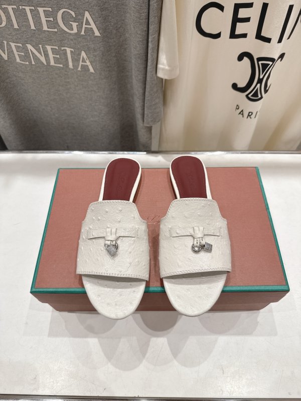 Шлепанцы женские