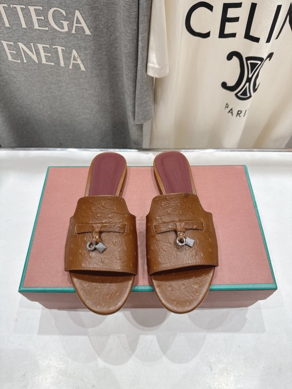 Шлепанцы женские