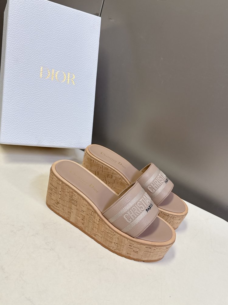 Шлепанцы женские фото 2