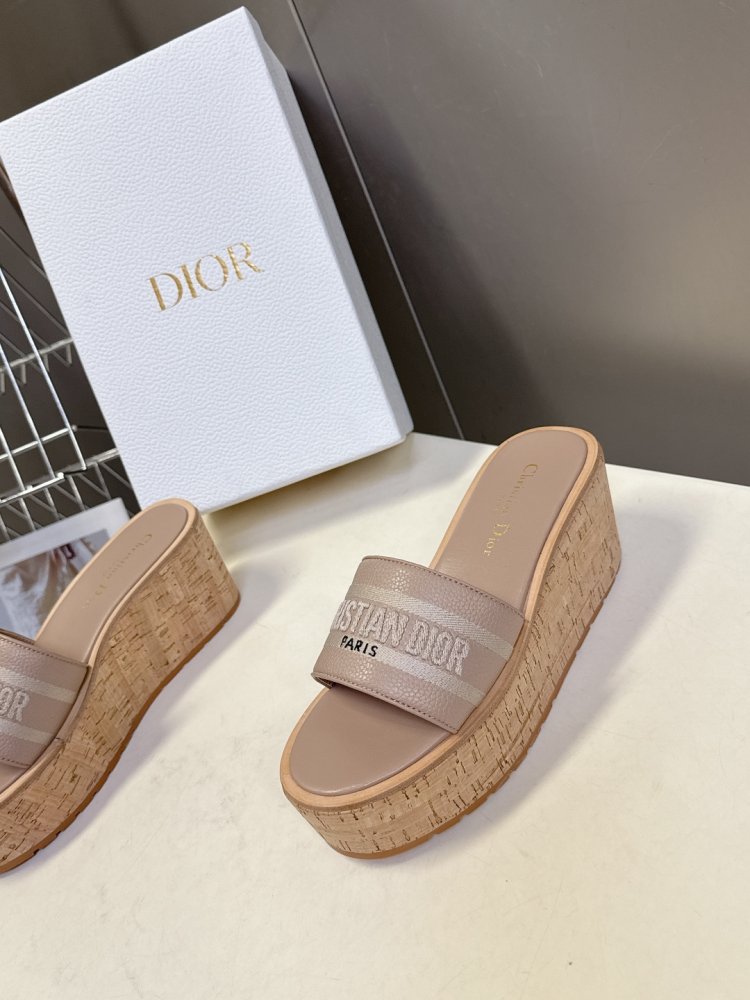 Шлепанцы женские фото 3