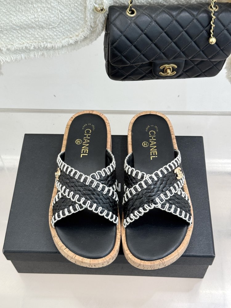 Шлепанцы женские фото 4