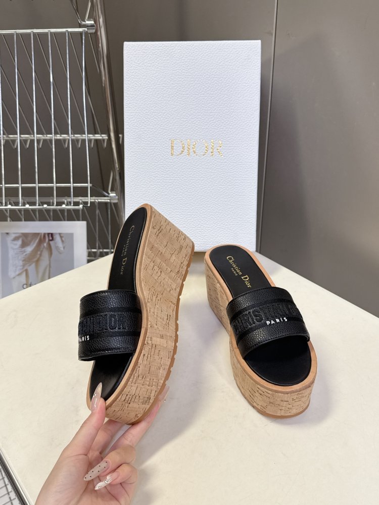 Шлепанцы женские фото 4