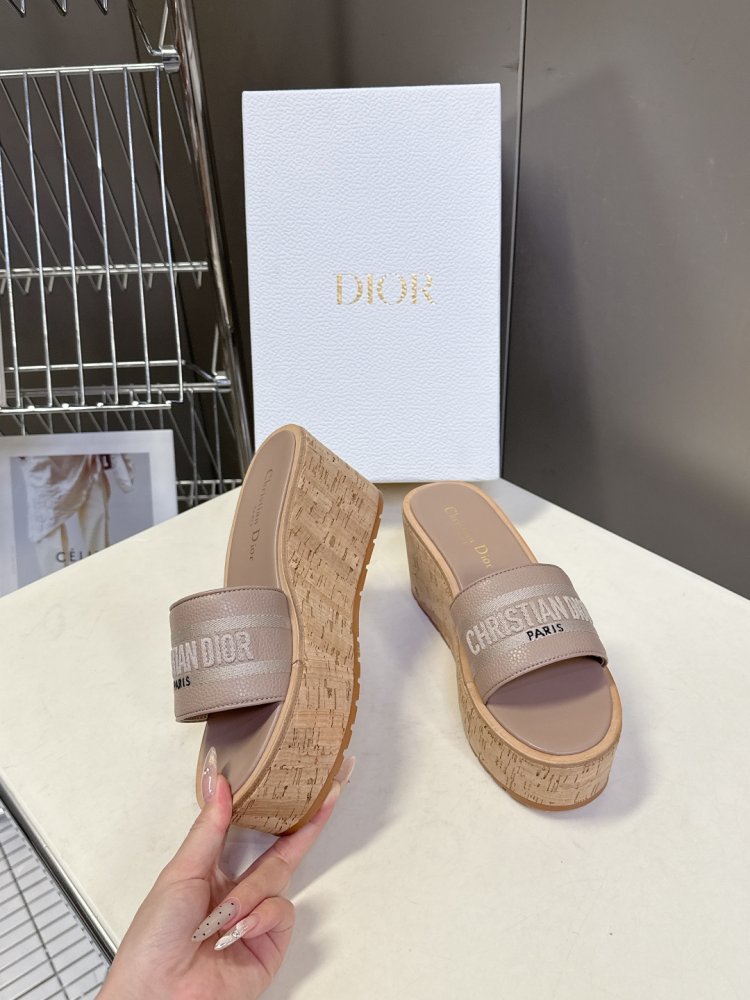 Шлепанцы женские фото 4