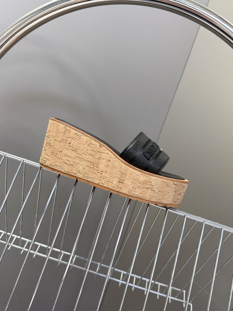 Шлепанцы женские фото 5