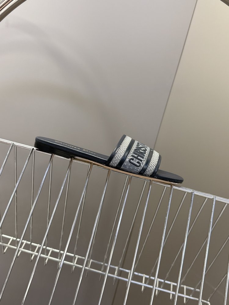 Шльопанці жіночі фото 5