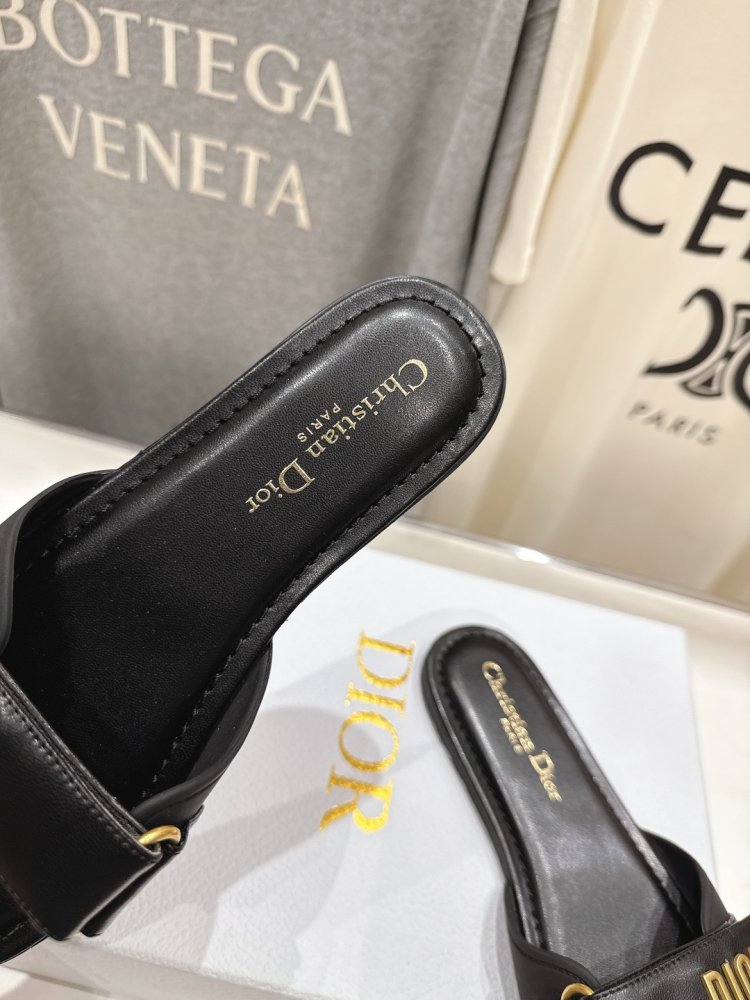 Шлепанцы женские фото 6