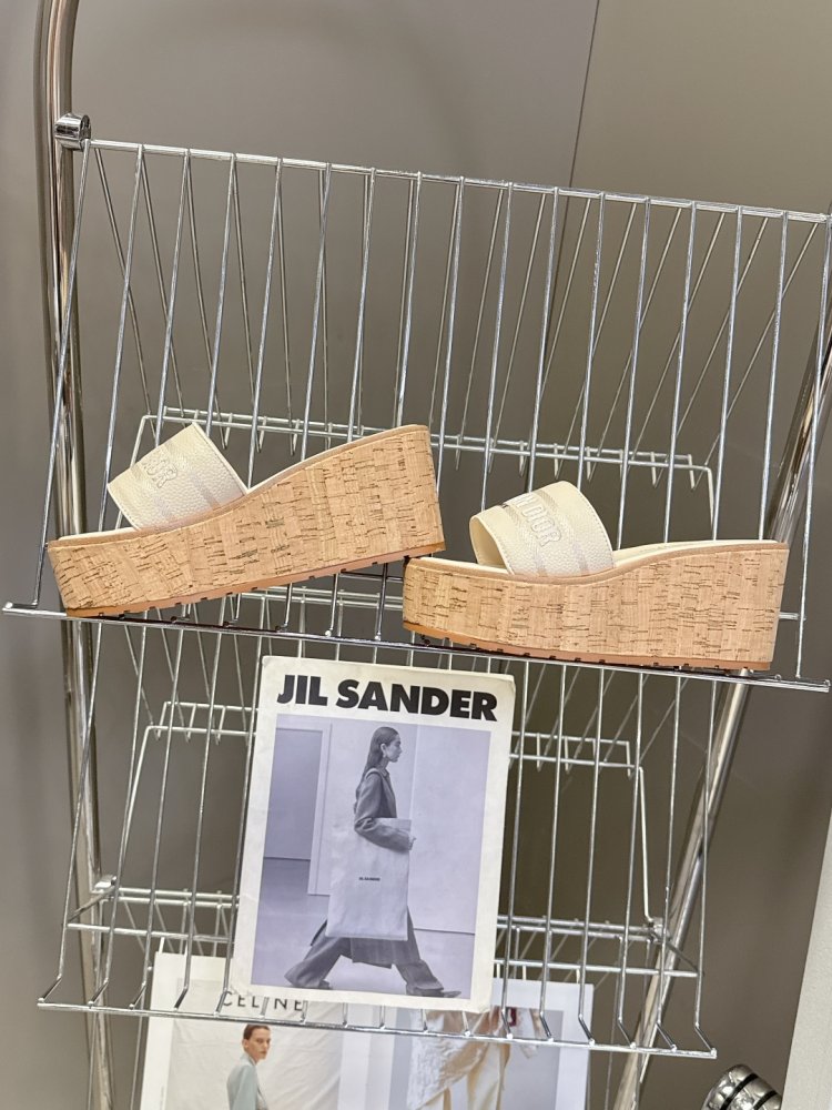 Шльопанці жіночі фото 6