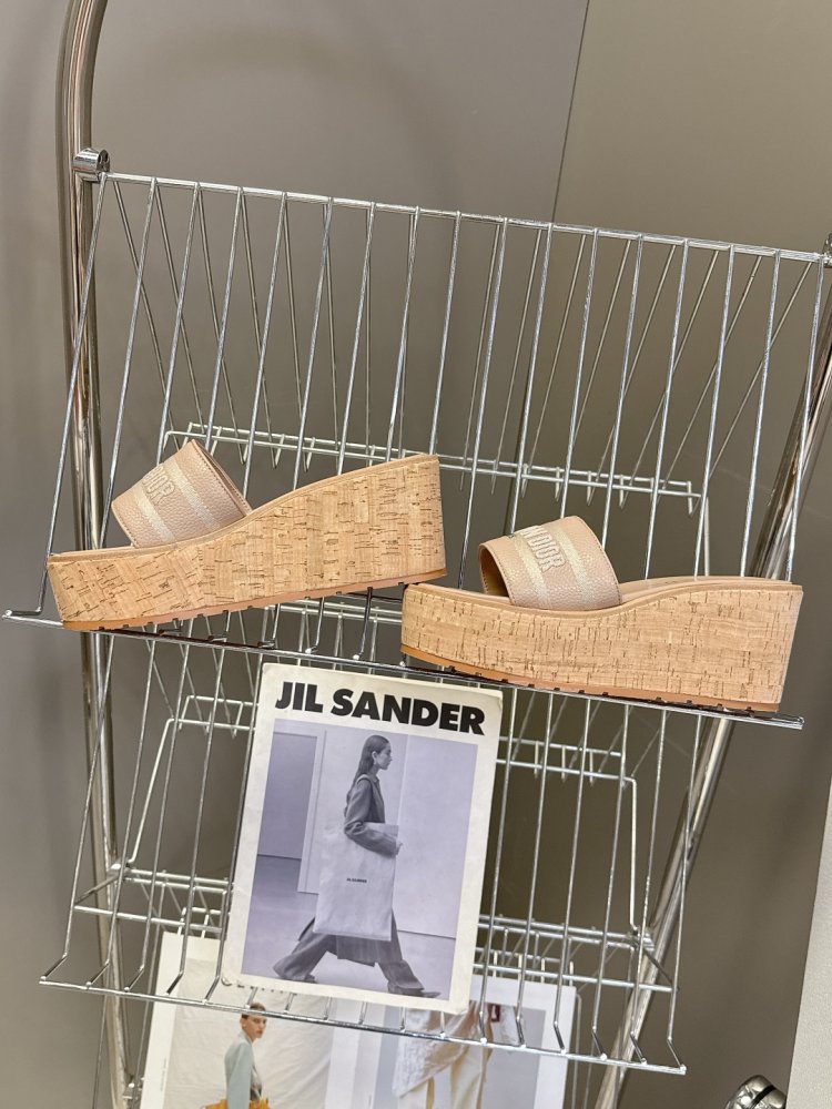 Шлепанцы женские фото 6