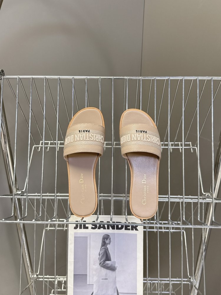 Шльопанці жіночі фото 6